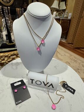 TOVA’S Classic Talia bubblegum pink pendant necklace.. ✨